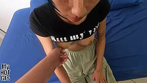 apenas legal jovencita con 18 años recién cumplidos llega para probar algo nuevo en casting pov.