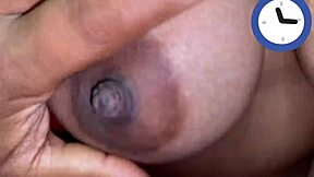 Esta chica es muy fogosa! Paja china, le chupa la verga y luego lo monta!