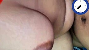 Esta chica es muy fogosa! Paja china, le chupa la verga y luego lo monta!