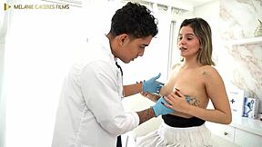 Esposa petite 18+ se folla a su cirujano su esposo los pilla y al final se une para un épico trío 🔥