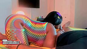 丰满美女大黑屌湿漉漉口爆吞精