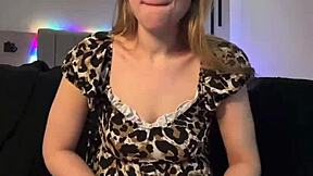 你能抠这光滑湿18+屄玩到极致吗？