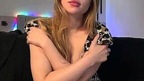 你能抠这光滑湿18+屄玩到极致吗？