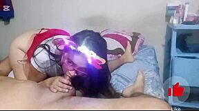 Hijastra le prepara una buena noche navideña a su padrastro con sexo oral