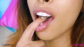 黑发时尚模特摄影棚秀出诱人身材😍