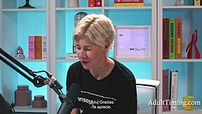 小巧亚洲色星Lulu Chu探索天主教罪恶感和好奇心在中国场景