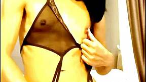 哇瘦泰国人妖solo自慰超兴奋，到处射精乱七八糟