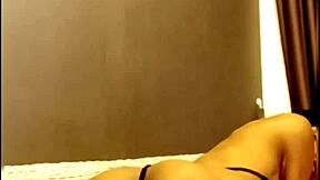 哇瘦泰国人妖solo自慰超兴奋，到处射精乱七八糟