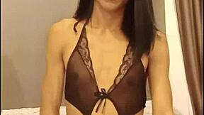 哇瘦泰国人妖solo自慰超兴奋，到处射精乱七八糟