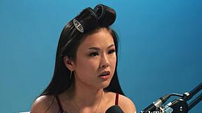 小巧亚洲色星Lulu Chu探索天主教罪恶感和好奇心在中国场景