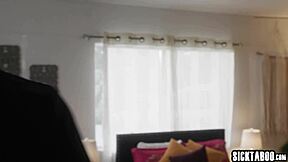 淫继父Derrick Pierce深喉硬干夺娇小穿环18+妹Coco Lovelocks处女屄