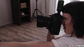 巨乳摄影师绑上假屌亲吻手指湿逼后操娇小18岁模特，她爱这激烈骑乘吗？