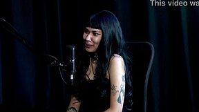 I can't believe this indigenous narcissistic mom spread her cosplay photos everywhere.