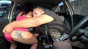 Hey, this brunette novinha hops in the car for her first time and ted pounds her tight ass on the street! 🔥