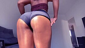 novinha rabuda wears shortinhos de academia without panties for bent over fucking with brazilian housewife