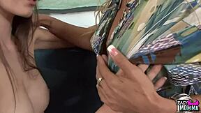 巨乳禁忌继妈狂舔狂抠18+小骚货湿逼