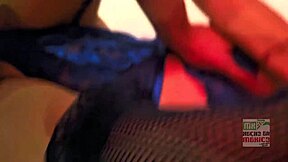 mejores amigas compartiendo una verga por primera vez tocando vaginas jugosas y húmedas en orgía casera