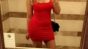 度假厕所脱掉超小内裤玩超刺激！