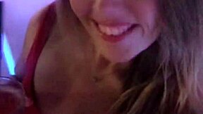 度假厕所脱掉超小内裤玩超刺激！