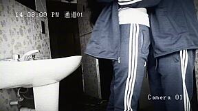 偷拍墨西哥女学生厕所被同学后入课间骑屌自制偷窥