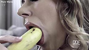 美国娇小18+少女采访挑逗无毛小穴超想多露