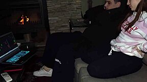 我呃，在胖绿帽旁边干男友死党，被内射在knock knock俱乐部