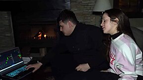 我呃，在胖绿帽旁边干男友死党，被内射在knock knock俱乐部