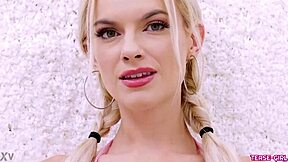 金发美女沙发试镜秀性感身材