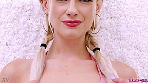 金发美女沙发试镜秀性感身材