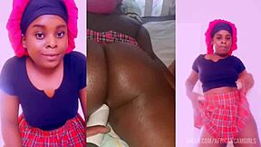 油亮丰满黑骚妹迷你裙首玩阴蒂泵，变态操不停喷精！