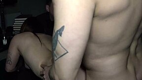 我呃，在胖绿帽旁边干男友死党，被内射在knock knock俱乐部