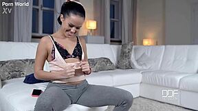 美国娇小18+少女采访挑逗无毛小穴超想多露