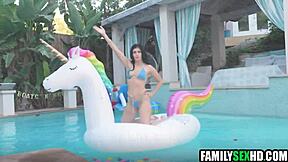 继父母组队四人乱伦狂干继女 黑发18+少女轮舔轮骑