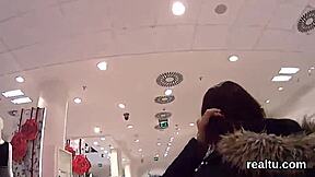 可爱捷克嫩妹超市挑逗撕衣POV猛插