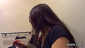 可爱捷克嫩妹超市挑逗撕衣POV猛插