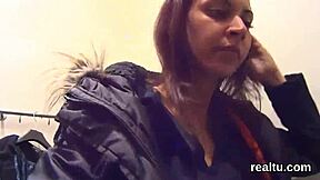 可爱捷克嫩妹超市挑逗撕衣POV猛插