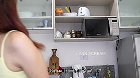 你在厨房操我闺蜜女友她男友就在隔壁？