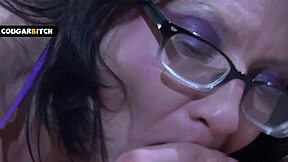 丰满网袜熟母狗后入年轻18+猛男干到高潮浪叫