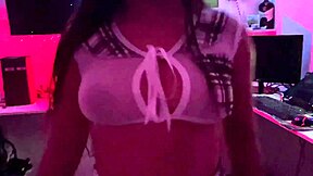 Minha meia-irmã me seduz com sua saia sexy de estudante e acabo lambendo sua boceta molhada até gozar no cu dela 😈🍑