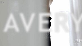 饥渴俄罗斯18+妹牛仔裤秀修剪紧逼