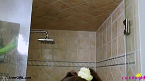 甜美黑发美女沙发上洗澡自慰