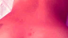 娇小拉丁妹后入狂叫，本想只试龟头就忍不住全根了