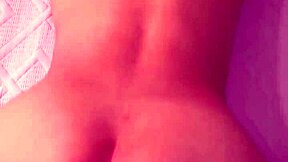 娇小拉丁妹后入狂叫，本想只试龟头就忍不住全根了