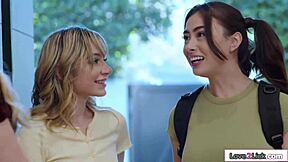 娇小18岁辣妹抓到男友偷舔巨乳熟女继母屁股震惊反转