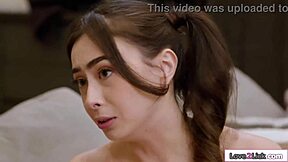 娇小18岁辣妹抓到男友偷舔巨乳熟女继母屁股震惊反转