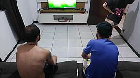 Meu marido me perdeu na aposta e eu tive que ficar com o amigo dele na frente dele - que loucura! 😱🍆