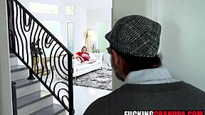 哇18+少女骑变态继爷爷破处扭曲家庭😲