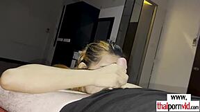 娇小泰国18+骚妹Nam舔爆骑乘大白鸡巴！