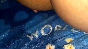 mi hijastra frota su coño peludo en mi verga y quiere que la gagbe ya!!