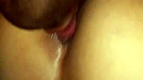 mi hijastra frota su coño peludo en mi verga y quiere que la gagbe ya!!